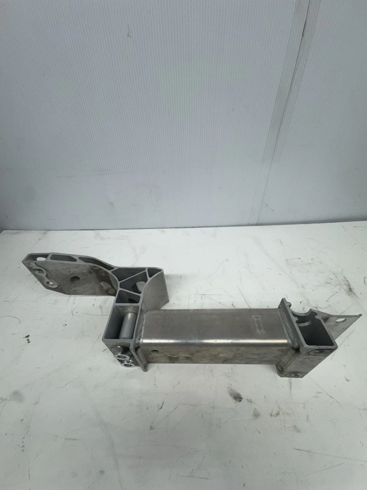 2019 2020 2021 2022 ASTON MARTIN DBX FRONT BRACKET SUPPORT LOWER OEM USED $549.99